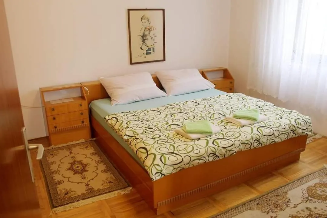 Apartments With A Parking Space Novi Vinodolski - 22393