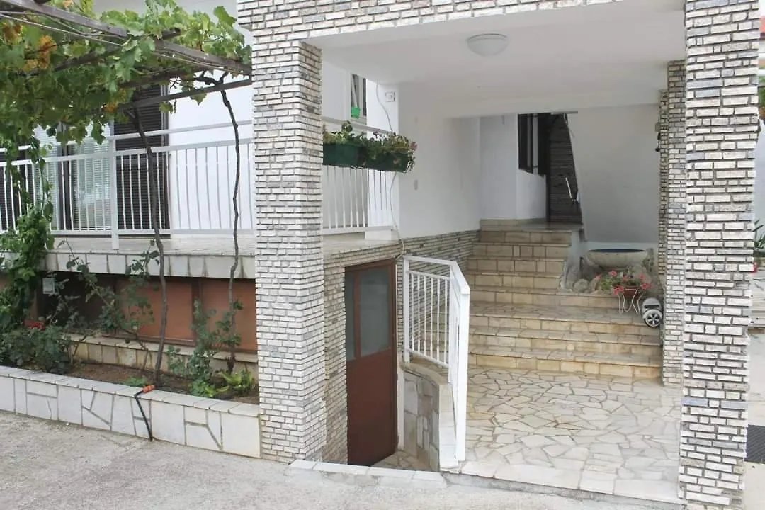 Apartments With A Parking Space Novi Vinodolski - 22393